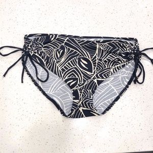Bikini bottom black white leaf pattern M